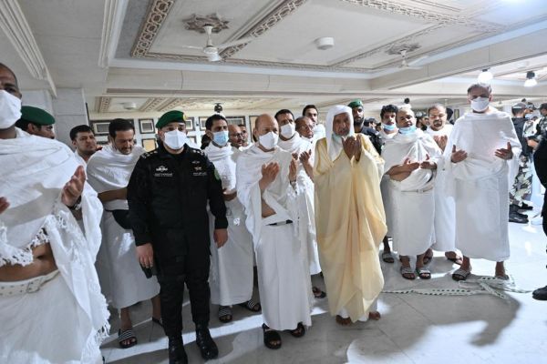 صور| مجلس القيادة الرئاسي يؤدّي مناسك العمرة