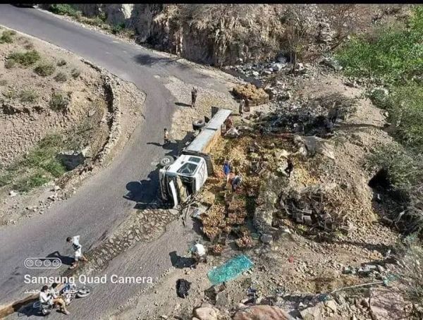 لحج.. انقلاب شاحنة في خط بديل ووفاة سائقها نتيجة الحصار الحوثي 