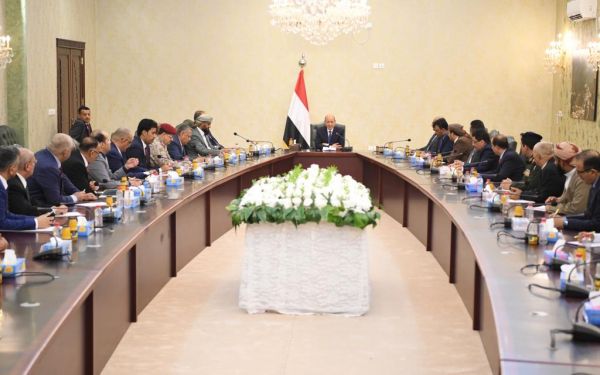 بحضور عددٍ من نوابه.. رئيس مجلس القيادة الرئاسي يترأس اجتماعا لمجلس الوزراء     