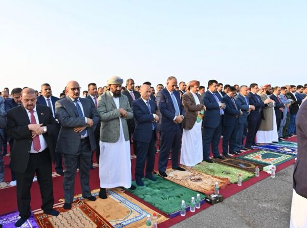 صور| مجلس القيادة الرئاسي يؤدي صلاة عيدالفطر في العاصمة المؤقتة عدن
