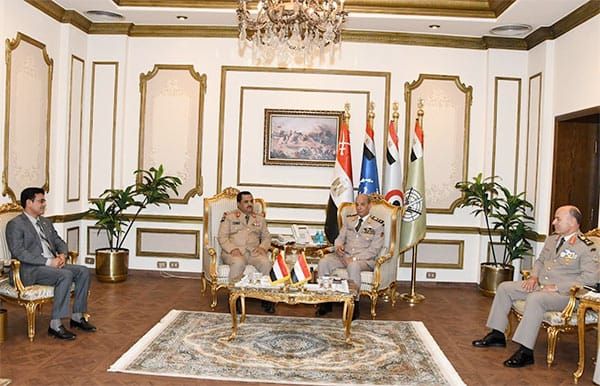 وزير الدفاع يناقش مع القائد العام للقوات المسلحة المصرية سبل تعزيز التعاون المشترك