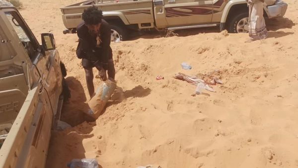 قوات حرس الحدود تلزم عناصر حوثية على نزع ألغام زرعتها قبل أسرها شمالي الجوف 