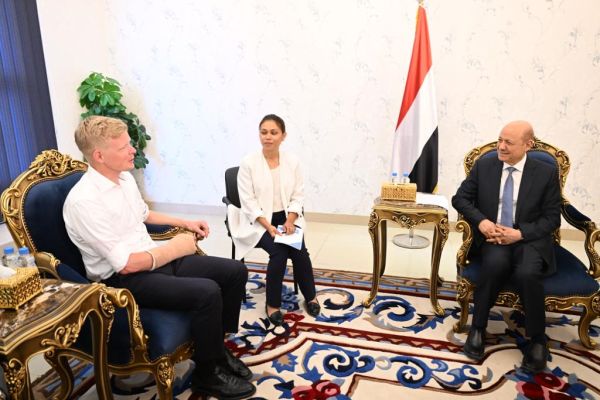 عدن.. رئيس مجلس القيادة يستمع من المبعوث الأممي إلى نتائج تحركاته الأخيرة