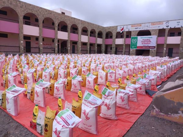 الحديدة.. توزيع 500 سلة غذائية للمعلمين المتطوعين بالخوخة 