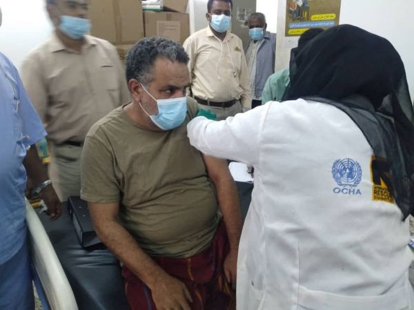 قائد اللواء الثالث حراس الجمهورية يزور فرق التحصين ضد كورونا ويتلقى اللقاح 