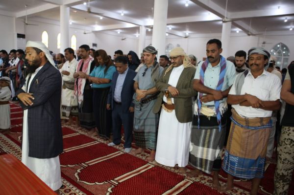 فيديو+صور| نائب رئيس مجلس القيادة الرئاسي طارق صالح يؤدي صلاة الجمعة مع أبناء الشهداء وأبطال المقاومة
