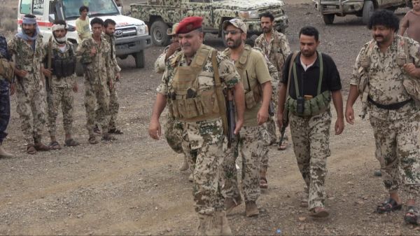 فيديو+صور| قائد اللواء الثالث حرّاس الجمهورية يعايد أبطال اللواء الأول في خطوط النار بمحور البرح 