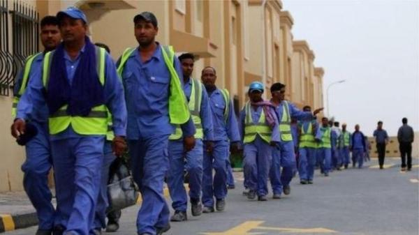 العمال المهاجرون "يتسولون" في قطر للحصول على الطعام  بسبب كورونا