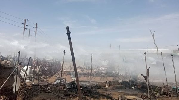 حريقان منفصلان يلتهمان 14 مأوى للنازحين بمأرب