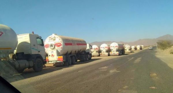 لدعم نشاط الأسواق السوداء.. مليشيا الحوثي تواصل احتجاز قاطرات الغاز المنزلي في صنعاء والجوف