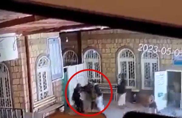 فيديو| قيادي حوثي يقتحم مستشفى في عمران ويعتدي على مديره