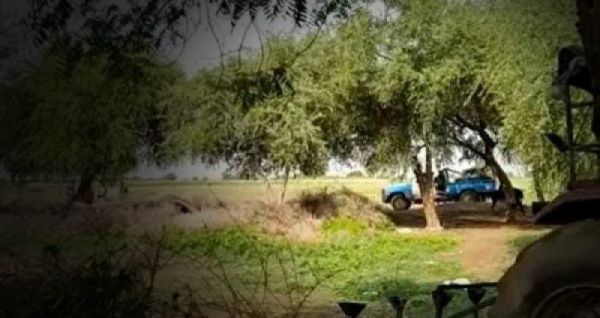 قيادي حوثي يقتل ويصيب 8 مدنيين بعد نهبه أرضيتهم في الحديدة 