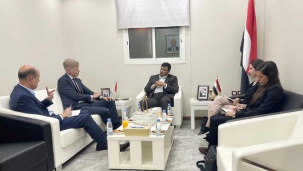 في لقاء جمعه بـ"جروندبرج".. العليمي: الحكومة ملتزمة بالاتفاق ولن تكون سببًا في تعطيل الهدنة 