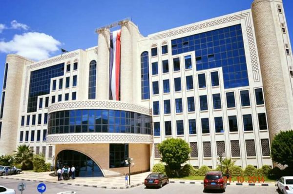 قيادي حوثي يهدد موظفًا في شركة النفط بصنعاء ويمنعه من التضامن مع زملائه