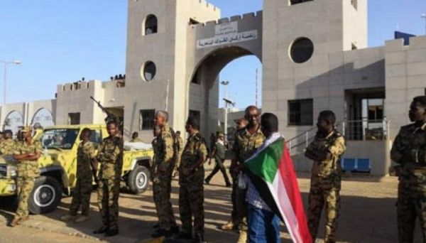 ذكرى فض "اعتصام القيادة".. الجيش السوداني يغلق الطرق إلى مقره بالخرطوم