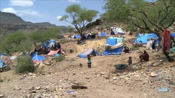 النازحون في الكدحة بتعز يشكون غياب المنظمات عنهم