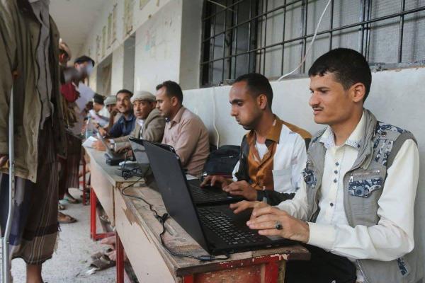 صرف راتبين لمنتسبي الجيش بمحور تعز