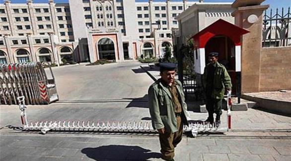 موظفون يمنعون قياديا حوثيا من دخول مبنى الخارجية بصنعاء