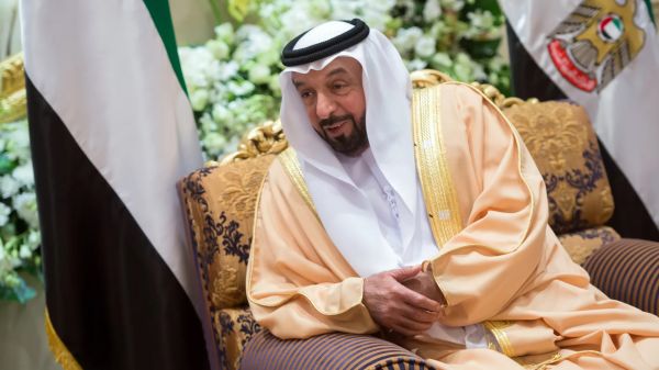 جثمان الشيخ خليفة بن زايد يوارى الثرى في مقبرة البطين