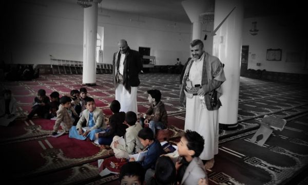 بهدف المزيد من تجنيد الأطفال.. قيادات عسكرية تشرف على المراكز الصيفية الحوثية