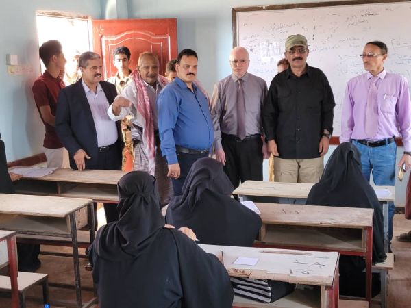 العامر والأكحلي يتفقدان امتحانات الثانوية العامة بمديرية المخا 