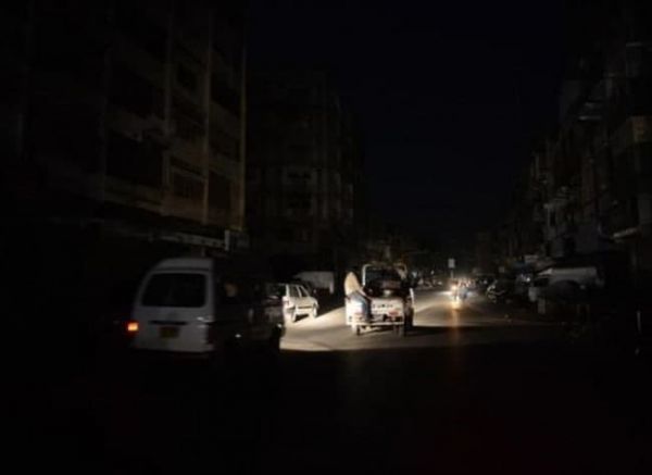 منازل المشرفين مضاءة.. الحوثي ينتزع فرحة العيد عن أبناء مدينة الحديدة بقطع التيار الكهربائي
