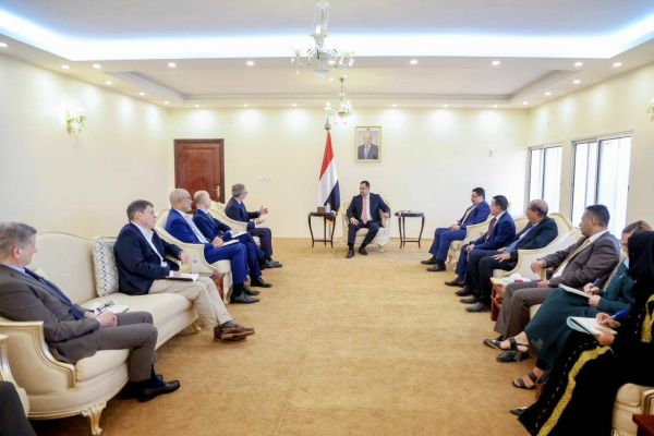 فيديو| تطرق إلى الهجوم الحوثي على طريق الكدحة.. رئيس الوزراء يستقبل في عدن بعثة وسفراء عدد من دول الاتحاد الأوروبي