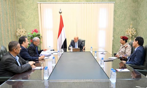 العليمي يستمع إلى إحاطة من هيثم قاسم بالمهام المنجزة للجنة العسكرية والأمنية المشتركة وخططها المستقبلية 