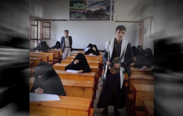 انتهاك غير مسبوق.. مسلحون حوثيون يتجولون داخل قاعات امتحانات الثانوية 