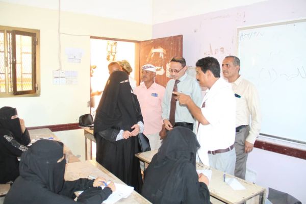 صور| النشيري والصامت والمخلافي يتفقدون سير امتحانات الثانوية العامة في المخا