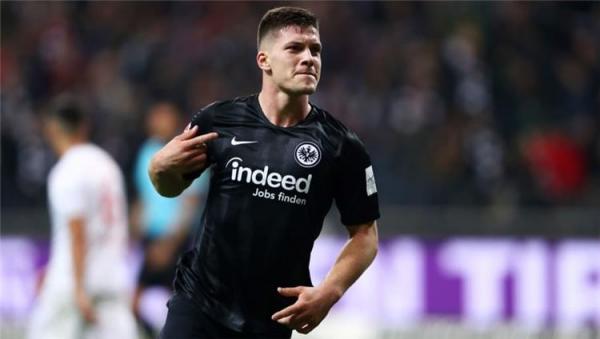 ريال مدريد يبدأ أولى صفقاته بالتعاقد مع الصرب لوكا يوفيتش