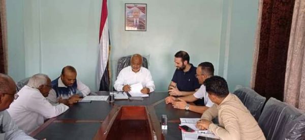 محافظ الحديدة يوقع اتفاقية تعاون مع منظمة دولية لدعم ذوي الإعاقة 