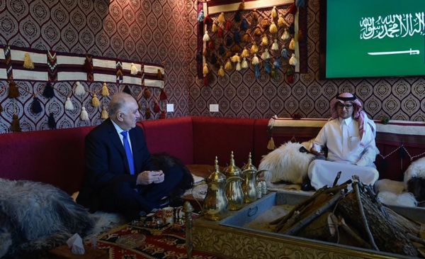 السفير السعودي في لبنان يستقبل زواره في خيمة