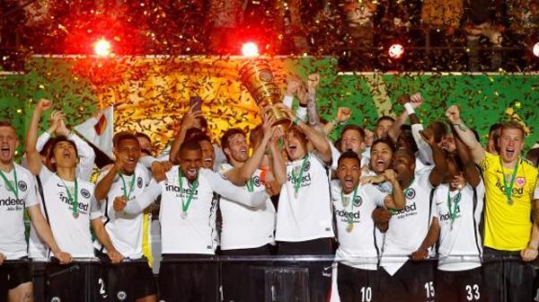 آينتراخت يصعق بايرن ميونخ ويتوج بطلا لكاس المانيا