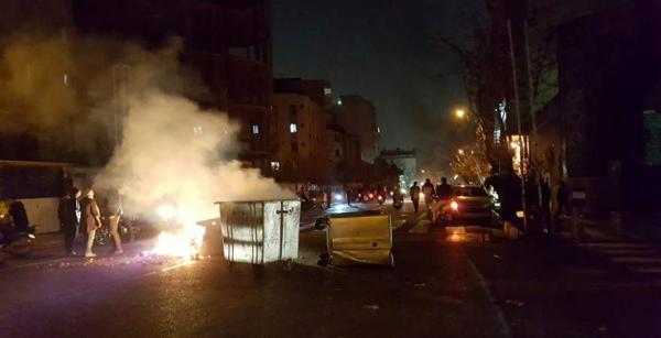 خروج مدنية إيرانية عن السيطرة والحكومة ترسل تعزيزات عسكرية