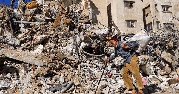 منازل ومدارس تتحول لحطام و"أزمة ماء وكهرباء" تخنق غزة