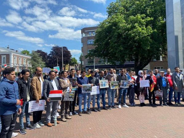 عشرات اليمنيين في أوروبا يحتجون أمام محكمة العدل الدولية في لاهاي للمطالبة برفع الحصار الحوثي عن تعز 