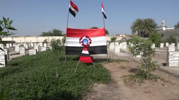 الساحل الغربي .. وضع إكليل من الزهور على ضريح شهداء حراس الجمهورية (صور)