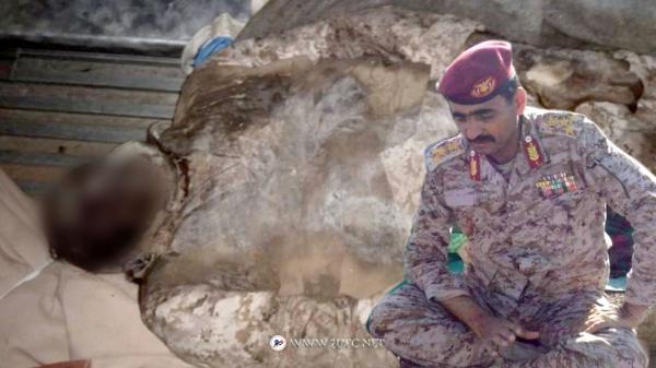 بعد شهرٍ من التعذيب.. مليشيا الحوثي تسلم أسيرًا عسكرياً جثة هامدة لأسرته