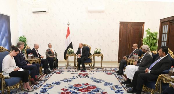 الرئيس العليمي وعدد من نوابه يستقبلون في عدن السفير البريطاني لدى اليمن 