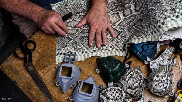 آخر صيحات موضة “كورونا".. كمامات من جلود الأفاعي