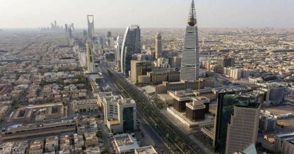 السعودية تمددُ تأشيرات وإقامات الموجودين خارجها "مجانا"