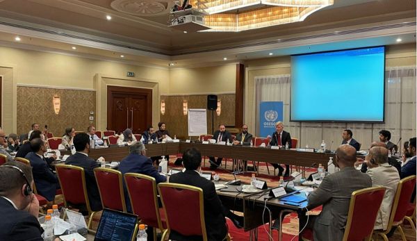فيما يرفض الحوثيون توريد عوائد الحديدة .. جروندبرج يختتم اجتماعًا بخبراء اقتصاد يمنيين
