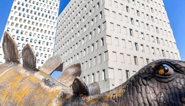 العثور على جثة داخل تمثال ديناصور.. والشرطة في حيرة