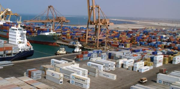 الحوثيون ينهبون مؤسسات الدولة في مدينة الحديدة وبضائع التجار من مينائها