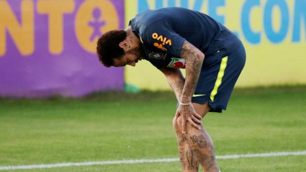 نيمار يغادر تمارين المنتخب البرازيلي بداعي الإصابة