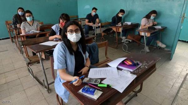 بالكتاب والكمامة.. طلاب الثانوية يعودون للمدارس في تونس