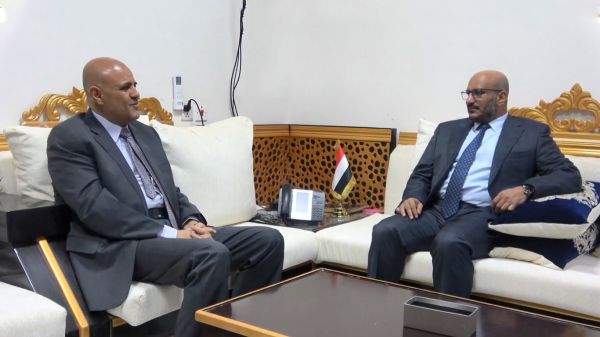 فيديو| ناقش الطرق الرئيسة التي لا بد من فتحها.. نائب رئيس مجلس القيادة الرئاسي طارق صالح يلتقي محافظ تعز