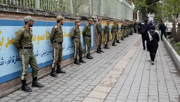 الأمن الإيراني يعذب "أحوازي" حتى الموت أمام نجله