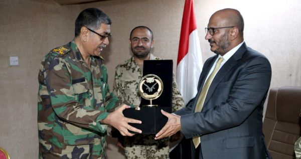 نائب رئيس مجلس القيادة الرئاسي العميد طارق صالح يكرِّم 6 من محور تعز سجلوا موقفاً إنسانياً 